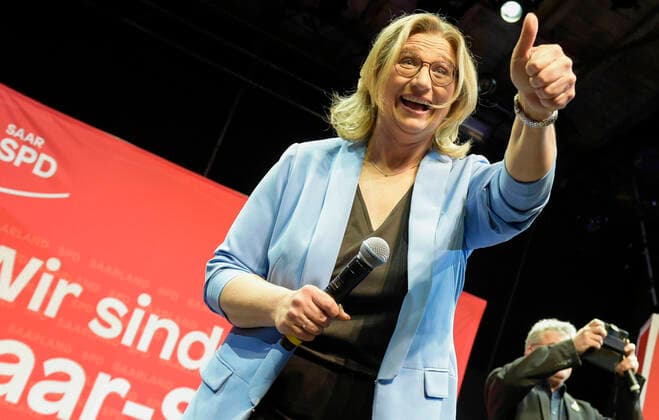 Bilder des Jahres 2022, News 03 März News Themen der Woche KW12 News Bilder des Tages Anke Rehlinger (SPD) Feiert am Sonntag (27.03.2022)nach dem Wahlerfolg beoi der Landtagswahl 2022 in der Garage in Saarbrücken mit ihren Genossen. *** Anke Rehlinger SPD celebrates on Sunday 27 03 2022 after the election success beoi the state election 2022 in the garage in Saarbrücken with her comrades bub