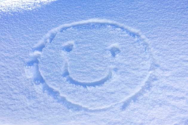 Freundliches Smiley-Gesicht in den Schnee gezeichnet Smiley in Snow *** Friendly smiley face drawn in the snow Smiley in Snow