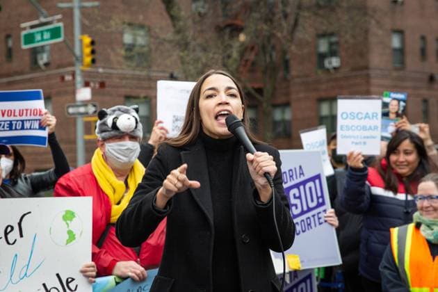 Berühmte Feministinnen, Alexandria Ocasio-Cortez Bilder des Jahres 2022, News 03 März News Themen der Woche KW12 News Bilder des Tages NYC: Alexandria Ocasio-Cortez Rally Congresswoman Alexandria Ocasio Cortez s supporters erupted into chants of Green New Deal! as she rallied with fellow elected officials, supporters and volunteers at 34th Avenue and 77th Street in Jackson Heights, Queens on March 27, 2022. New York United States  Copyright: xKarlaxAnnxCotex originalFilename: cotÃ -notitle220327_npwwu.jpg