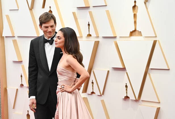 Entertainment Themen der Woche KW12 Entertainment Bilder des Tages Ashton Kutcher and Mila Kunis arrive for the 94th annual Academy Awards at the Dolby Theatre in the Hollywood section of Los Angeles, California on Sunday, March 27, 2022.  LAP20220327221 JIMxRUYMEN