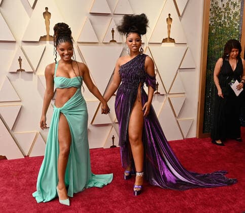 Halle Bailey and Chloe Bailey arrive for the 94th annual Academy Awards at the Dolby Theatre in the Hollywood section of Los Angeles on Sunday, March 27, 2022.  LAP20220327248 JIMxRUYMEN