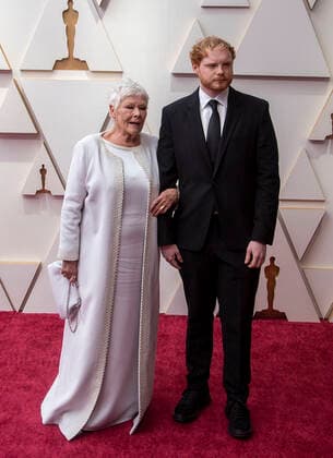 Judi Dench and Sam Williams pose on the red carpet upon arrival at the Oscars at the Dolby Theater in Los Angeles, California, USA, 27 March 2022. EFE Javier Rojas Academy Oscar Awards !ACHTUNG: NUR REDAKTIONELLE NUTZUNG!  Copyright: xJavierxRojasx AME6643 20220328-2d1625b95694cd437e98b0885564ab58444e6e09