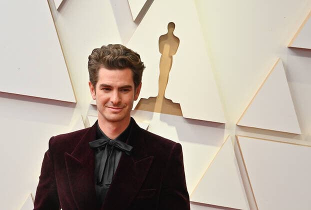 Andrew Garfield arrives for the 94th annual Academy Awards at the Dolby Theatre in the Hollywood section of Los Angeles on Sunday, March 27, 2022.  LAP20220327260 JIMxRUYMEN