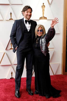 Bradley Cooper with mother Gloria Campano at the 2022 94th Annual Academy Awards at the Dolby Theatre at Hollywood Highland Center Los Angeles, 27 03 2022. Foto:xD.xBedrosianx xFuturexImage