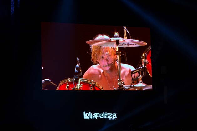 March 27, 2022, USA: People pay tribute to Taylor Hawkins batasta of the Foo Fithers during the Lollapalooza Brasil 2022 music festival at the Autodromo Joso Carlos Pace in Interlagos in the south region of SoÂ£o Paulo this Sunday, 27. USA - ZUMAc233 20220327_zsp_c233_076 Copyright: xVanessaxCarvalhox