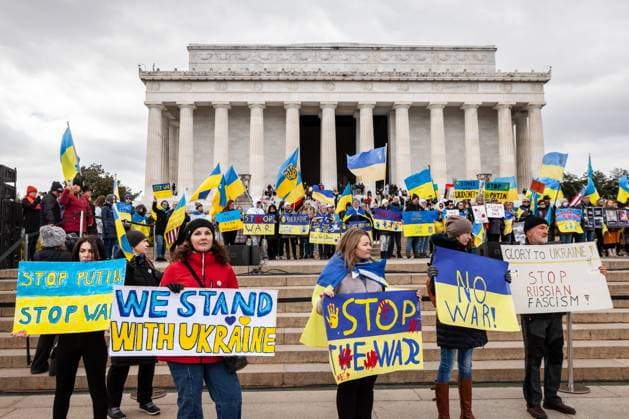 Bilder des Jahres 2022, News 03 März News Themen der Woche KW12 News Bilder des Tages Rally for Ukraine at the Lincoln Memorial Protesters display signs and flags during a rally marking the one-month anniversary of Russia™s war in Ukraine. Hundreds of people attended the event at the Lincoln Memorial to support the Ukrainian people in their fight for independence. The rally featured remarks by Ukrainian President Volodymyr Zelenskyy (via video), Ukraine™s Ambassador to the US Oksana Markarova, and former US Ambassador to Ukraine Marie Yovanovitch. Protesters continued their demands for a no-fly zone over Ukraine and expulsion of all Russian banks from the SWIFT system. Washington DC United States  Copyright: xAllisonxBaileyx originalFilename: bailey-rallyfor220327_np56r.jpg