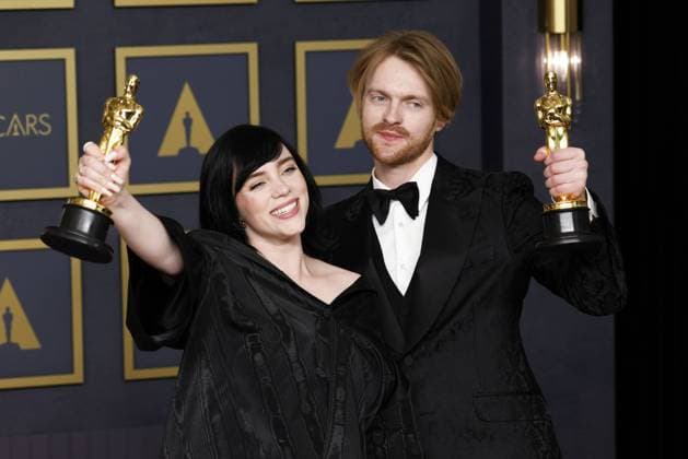 Bilder des Jahres 2022, Entertainment 03 März Entertainment Themen der Woche KW12 Entertainment Bilder des Tages Billie Eilish and Finneas O Connell, winners of Best Original Song No Time To Die from No Time To Die, appear backstage with their Oscar during the 94th annual Academy Awards at Loews Hollywood Hotel in the Hollywood section of Los Angeles, California on Sunday, March 27, 2022.  LAP2022032736 JOHNxANGELILLO