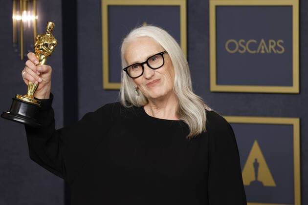 Bilder des Jahres 2022, Entertainment 03 März Entertainment Themen der Woche KW12 Entertainment Bilder des Tages Jane Campion, winner of Best Director for The Power of the Dog, appears backstage with her Oscar during the 94th annual Academy Awards at Loews Hollywood Hotel in the Hollywood section of Los Angeles, California on Sunday, March 27, 2022.  LAP20220327619 JOHNxANGELILLO