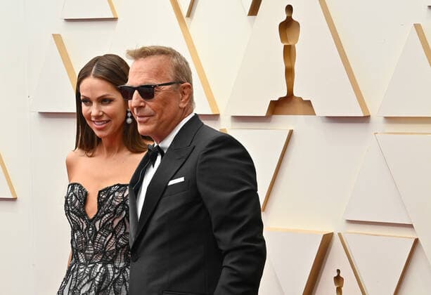Christine Baumgartner and Kevin Costner arrive for the 94th annual Academy Awards at the Dolby Theatre in the Hollywood section of Los Angeles on Sunday, March 27, 2022.  LAP20220327345 JIMxRUYMEN