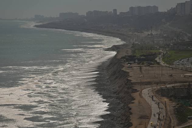 Daily Life In Lima During The Covid-19 Pandemic Cliffs, the coast and the Pacific Ocean in the Miraflores district of Lima. On Sunday, 27 March 2022, in Lima, Peru. Lima Peru  Copyright: xArturxWidakx originalFilename: widak-dailylif220327_npwxe.jpg
