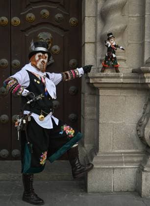 Daily Life In Lima During The Covid-19 Pandemic The Chuto Jaujino, a character that integrates the dance of the Tunantada, patrimony of the Nation, originally from Jauja region, poses for a photo in front of the Archbishop s Palace of Lima, in the Plaza De Armas. On Sunday, 27 March 2022, in Lima, Peru. Lima Peru  Copyright: xArturxWidakx originalFilename: widak-dailylif220327_npHoA.jpg