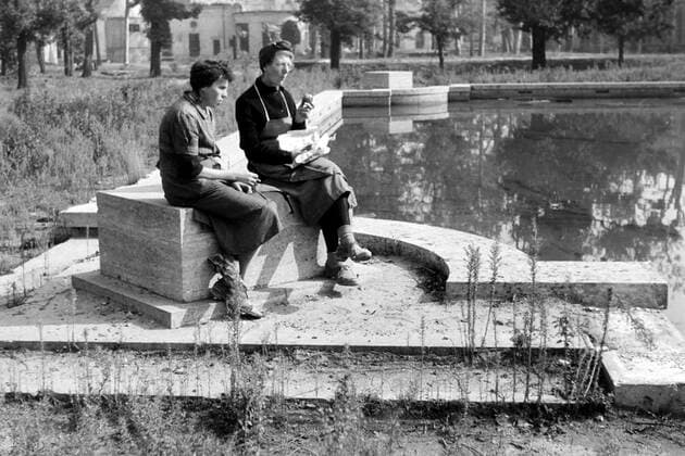Berlin Zwei Frauen verbringen ihre Mittagspause am Teich der Neuen Reichskanzlei, 1946. Two women having lunch at the New Reich Chancellory s ornamental pond, 1946., Deutschland Copyright: ErichxAndres UnitedArchives6217062