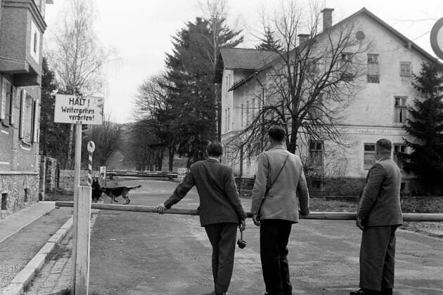 Erich Andres in Bayern Besucher am Grenzübergang zur Tschechoslowakei, Bayerisch Eisenstein, 1958. Visitors at the border check point with Czechoslovakia at Bayerisch Eisenstein, 1958., Deutschland Copyright: ErichxAndres UnitedArchives6217576