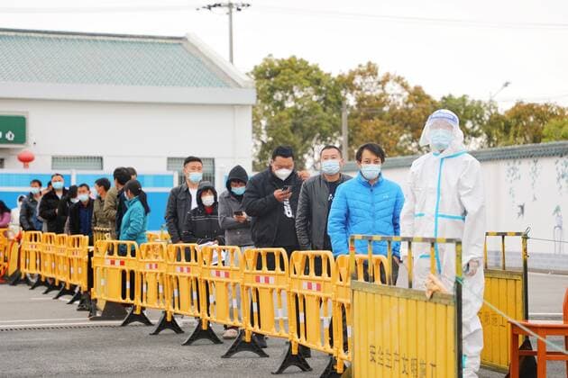 News Bilder des Tages (220328) -- SHANGHAI, March 28, 2022 -- People line up for COVID-19 test at a testing site in Fengxian District, east China s Shanghai, March 28, 2022. China s economic hub Shanghai launched a new round of nucleic acid testing across the city starting from 5 a.m. on Monday, local authorities said Sunday night. (Photo by Xinhua) CHINA-SHANGHAI-COVID-19-PREVENTION AND CONTROL (CN) WangxYanting 