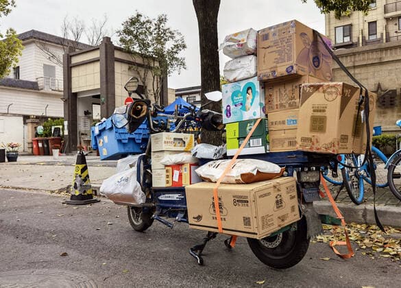 (220328) -- SHANGHAI, March 28, 2022 -- A vehicle carrying daily necessities ordered by residents is seen in Pudong District, east China s Shanghai, March 28, 2022. China s economic hub Shanghai launched a new round of nucleic acid testing across the city starting from 5 a.m. on Monday, local authorities said Sunday night. ) CHINA-SHANGHAI-COVID-19-PREVENTION AND CONTROL (CN) WuxZhendong 