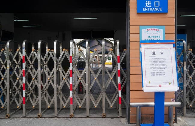 (220328) -- SHANGHAI, March 28, 2022 -- A closed entrance to a ferry is seen in east China s Shanghai, March 28, 2022. China s economic hub Shanghai launched a new round of nucleic acid testing across the city starting from 5 a.m. on Monday, local authorities said Sunday night. ) CHINA-SHANGHAI-COVID-19-PREVENTION AND CONTROL (CN) DingxTing 