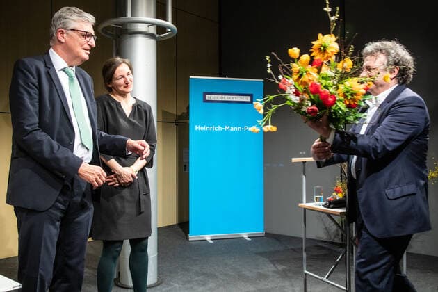 Reading Heinrich Mann Prize 2022 to Lothar Müller Ingo Schulze congratulates and with Jutta Person Laudatorin in the Academy of Arts Berlin Sun, 27 03 2022