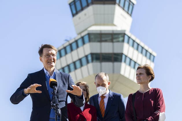Bilder des Jahres 2022, News 03 März News Themen der Woche KW13 News Bilder des Tages Karl Lauterbach (SPD), Bundesminister fuer Gesundheit, aufgenommen im Rahmen eines Besuches im Ukraine-Ankunftsszentrum am ehemaligen Flughafen Tegel in Berlin, 28.03.2022. Berlin Deutschland *** Karl Lauterbach SPD , Federal Minister of Health, photographed during a visit to the Ukraine Arrival Center at the former Tegel Airport in Berlin, 28 03 2022 Berlin Germany Copyright: xFlorianxGaertner photothek.dex