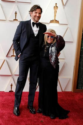 March 27, 2022, Los Angeles, CA, USA: LOS ANGELES - MAR 27: Bradley Cooper, Gloria Campano at the 94th Academy Awards at Dolby Theater on March 27, 2022 in Los Angeles, CA Los Angeles USA - ZUMAnc22 20220327_zaa_nc22_362 Copyright: xKathyxHutchinsx