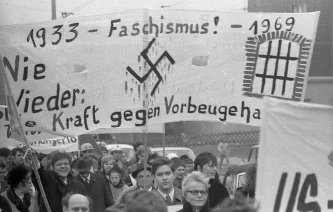 Der Ostermarsch 1969 in Essen DEU, Deutschland, Essen: Der Ostermarsch 1969, hier in Essen am 5.4.1969,mit den zentralen Forderungen nach Frieden in Vietnam und Entmachtung der Militaerjunta in Griechenland. DEU, Germany, Essen: The Easter March 1969, here in Essen on 5.4.1969, with the central demands for peace in Vietnam and removal from power of the military junta in Griechenland. NRW *** The Easter March 1969 in Essen DEU, Germany, Essen The Easter March 1969, here in Essen on 5 4 1969,with the central demands for peace in Vietnam and removal from power of the military junta in Greece DEU, Germany, Essen The Easter March 1969, here in Essen on 5 4 1969, with the central demands for peace in Vietnam and removal from power of the milita