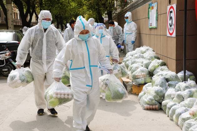 (220328) -- SHANGHAI, March 28, 2022 -- Volunteers carry daily necessities for residents in Fengxian District, east China s Shanghai, March 28, 2022. China s economic hub Shanghai launched a new round of nucleic acid testing across the city starting from 5 a.m. on Monday, local authorities said Sunday night. (Photo by Xinhua) CHINA-SHANGHAI-COVID-19-PREVENTION AND CONTROL (CN) WangxYanting 