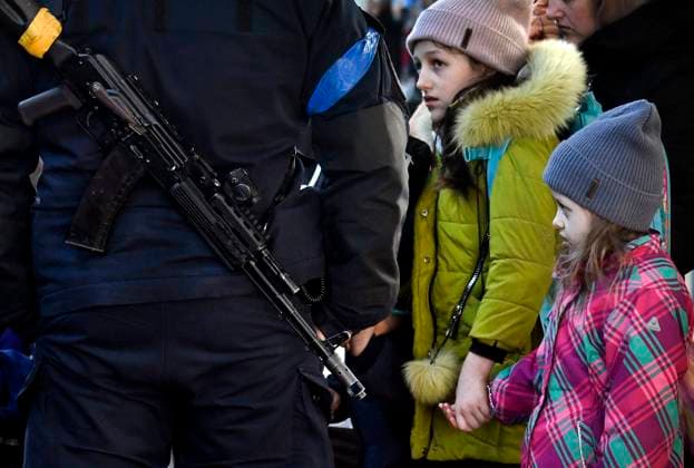News Bilder des Tages March 28, 2022, Zaporizhia, Ukraine: Displaced people fleeing desperately brutal conditions of the Russian invasion of Mariupol and other besieged cities evacuate through Zaporizhia, Ukraine on March 28, 2022. The refugee exodus is the largest in Europe since WWII. Zaporizhia Ukraine - ZUMAg208 20220328_zap_g208_043 Copyright: xCarolxGuzyx