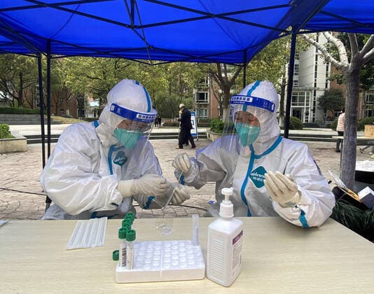 (220329) -- SHANGHAI, March 29, 2022 () -- Medical workers from Zhejiang Province prepare to carry out nucleic acid tests for residents at a COVID-19 testing site in Pudong New Area of east China s Shanghai, March 28, 2022. A team of testing personnel from neighboring province of Zhejiang on Monday arrived in Shanghai to support a new round of nucleic acid testing in the city. () CHINA-SHANGHAI-COVID-19-TEST-ZHEJIANG-MEDICAL AID (CN) xinhua 
