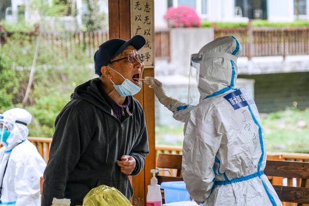 (220329) -- SHANGHAI, March 29, 2022 -- A medical worker from Zhejiang Province takes a swab sample from a resident for nucleic acid test at a COVID-19 testing site in Pudong District of east China s Shanghai, March 28, 2022. A team of testing personnel from neighboring province of Zhejiang on Monday arrived in Shanghai to support a new round of nucleic acid testing in the city. (Photo by Xinhua) CHINA-SHANGHAI-COVID-19-TEST-ZHEJIANG-MEDICAL AID (CN) JiangxAishan 