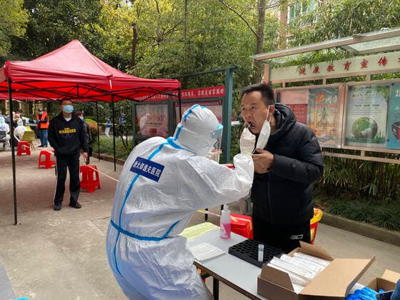 (220329) -- SHANGHAI, March 29, 2022 -- A medical worker from Zhejiang Province takes a swab sample from a resident for nucleic acid test at a COVID-19 testing site in Pudong District of east China s Shanghai, March 28, 2022. A team of testing personnel from neighboring province of Zhejiang on Monday arrived in Shanghai to support a new round of nucleic acid testing in the city. (Photo by Xinhua) CHINA-SHANGHAI-COVID-19-TEST-ZHEJIANG-MEDICAL AID (CN) HexZhongming 