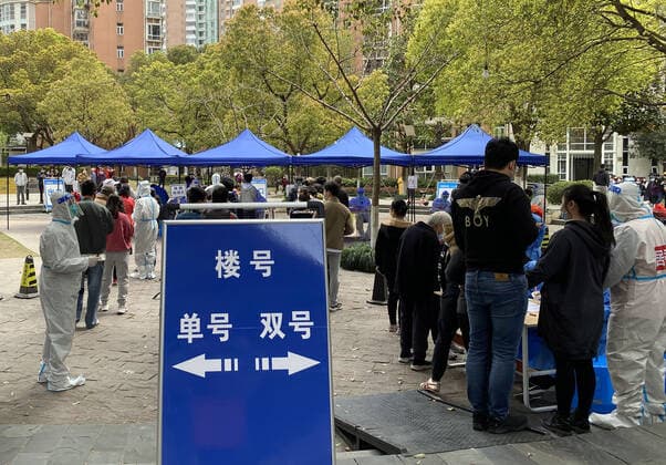 (220329) -- SHANGHAI, March 29, 2022 () -- People line up for COVID-19 test at a testing site in Pudong District, east China s Shanghai, March 28, 2022. () Headlines: China acts swiftly to contain COVID-19 resurgence Xinhua 