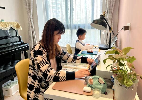 (220329) -- SHANGHAI, March 29, 2022 -- A primary school teacher tutors online while her son attends an online class from home amid the recent COVID-19 resurgence in Shanghai, east China, March 14, 2022. Xinhua Headlines: China acts swiftly to contain COVID-19 resurgence unreguser 