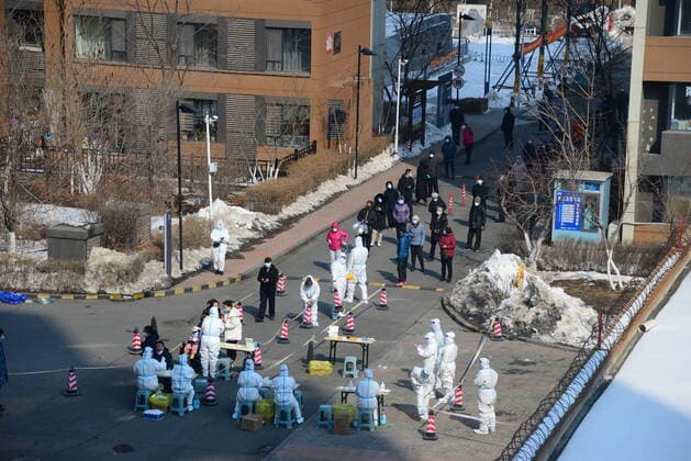 News Themen der Woche KW13 (220329) -- SHANGHAI, March 29, 2022 -- Medical workers take swab samples from residents for nucleic acid test at a COVID-19 testing site in Changchun, northeast China s Jilin Province, March 21, 2022. ) Xinhua Headlines: China acts swiftly to contain COVID-19 resurgence ZhangxJian 
