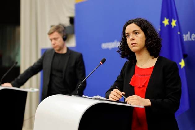 Martin Schirdewan und Manon Aubry bei einer Pressekonferenz im Europäischen Parlament. Straßburg, 08.03.2022 Frankreich *** Martin Schirdewan and Manon Aubry at a press conference in the European Parliament Strasbourg, 08 03 2022 France Copyright: xChristophxHardtx