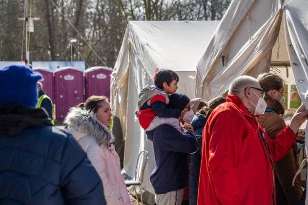 Erstanlaufstelle für Asylsuchende - Ankunftszentrum oranienburger Straße in Berlin Reinickendorf Geflüchtete Menschen aus der Ukraine und anderen Ländern warten im Ankunftszentrum in Berlin Reinickendorf. Ende 2020 wurde das neue Ankunftszentrum in Reinickendorf eröffnet. Im Zentrum stehen nicht nur die Registrierung, soziale Betreuung und Beratung der Geflüchteten, sondern auch die medizinische Versorgung und bei Bedarf auch die psychosoziale Erstberatung, etwa bei akuten Traumatisierungen Berlin Berlin Deutschland *** First port of call for asylum seekers Arrival center oranienburger Strasse in Berlin Reinickendorf Refugees from Ukraine and other countries wait at the arrival center in Berlin Reinickendorf The new arrival center in