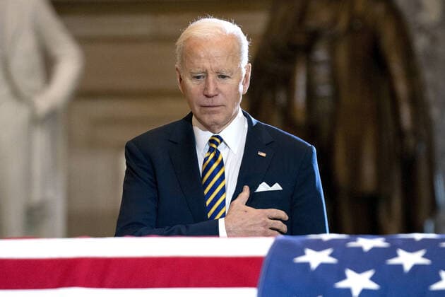 Bilder des Jahres 2022, News 03 März News Themen der Woche KW13 President Joe Biden pays respects to Rep. Donald Edwin Young, R-AK, as he lies in state in Statuary Hall of the U.S. Capitol in Washington DC, on Tuesday, March 29, 2022. Young, who died March 18, 2022, was the longest-serving Republican in Congress and had represented Alaska since 1973. Pool photo by Greg Nash  WAS20220329581 GregxNash