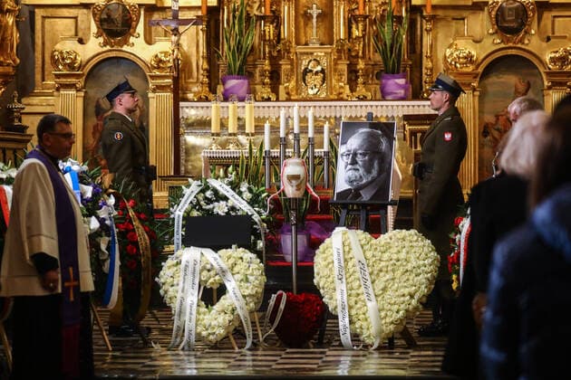 Bilder des Jahres 2022, News 03 März News Themen der Woche KW13 News Bilder des Tages Krzysztof Penderecki Burial In Krakow The urn with ashes and a photo of Polish composer and conductor Krzysztof Penderecki is seen during a burial service at St. Florian s Church in Krakow, Poland on March 29, 2022. Krzysztof Penderecki died in March 2020, at 86, but his state funeral was delayed due to the coronavirus pandemic. Krakow Poland  Copyright: xBeataxZawrzelx originalFilename: zawrzel-krzyszto220329_nphY7.jpg