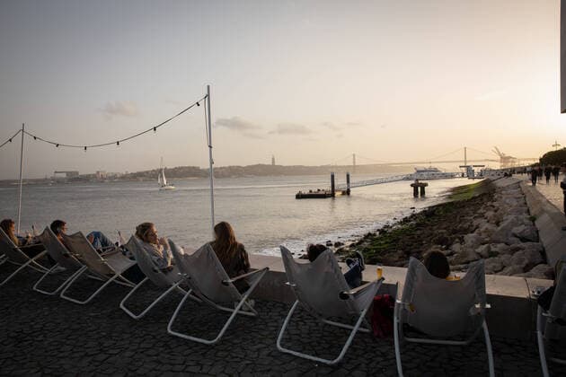 News Themen der Woche KW13 News Bilder des Tages Sunset In Lisbon, Portugal People attend the sunset by the Tagus river bank in Lisbon, Portugal, on March 29, 2022. Lisbon Portugal  Copyright: xManuelxRomanox originalFilename: romano-sunsetin220329_npX5I.jpg