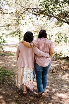 Creative Highlights Symbolbilder Mother & Daughter Walking Together on Trail in San Diego San Diego, California, United States CR_JIDE220329-956512-01 ,model released, Symbolfoto