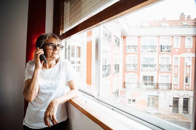 IMAGO Creative: Internationaler Tag der Architektur am 3. Oktober. Thema: Architektur zum Wohlfühlen An old woman making a call on the mobile phone while looking through the window, model released, , property released, , 33822202.jpg, grandmother, indoor, retirement, person, communication, mobile phone, woman, connection, lady, mature, relaxation, senior, talking, mobile, phone, smartphone, smiling, comfortable, happy, home, technology, age, apartment, application, call, chat, conversation, couch, elder, elderly, email, expression, hold, horizontal, internet, living room, look, message, older, one person, pensioner, retired, smart, smile, social, sofa, studying, telephone, touch, window