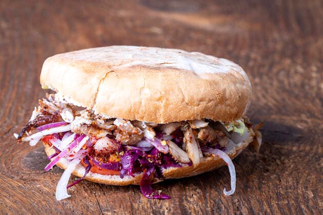 IMAGO Creative, Food, Fast Food, Döner closeup of a doner kebap in pita bread, model released, , property released, , 33863018.jpg, doner, cabbagge, closeup, doener, wrap, kebab, roasted, meat, wooden, fast, meal, food, dinner, sandwich, bread, greek, grilled, tomato, snack, chicken, tasty, turkish, background, gyro, pita, sauce, onion, salad, lunch, gyros, lamb, tzatziki, roast, eat, beef, cheap, shawarma, fast food, paper, greece, table, kebap, yogurt, shish, crisp, lettuce, dish, vegetable, barbecue, flat,