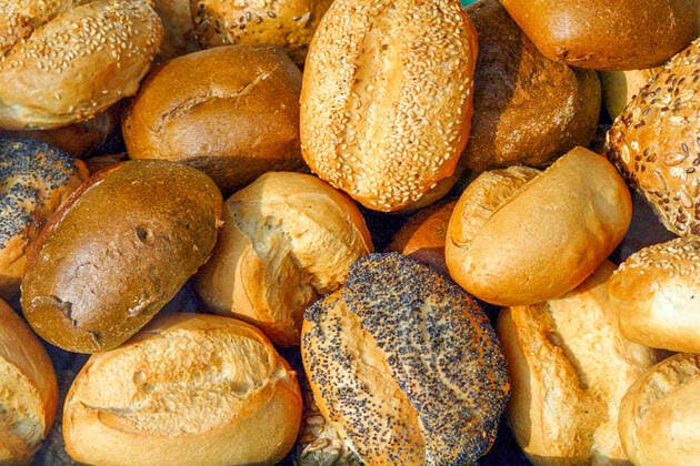 Frische Brötchen vom Bäcker in der Teuerungsrate - gesehen am 30.03.2022 Hannover *** Fresh rolls from the bakery in the rate of inflation seen on 30 03 2022 Hanover
