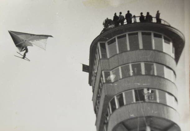 Mike Harker Drachenflieger Flug von Zugspitzmassiv mit Landung am Schanzen Auslauf Garmischpartenkirchen 01.01.1973 Archiv Motiv Mike Harker Skisprungschanze Neujahrsskispringen Garmispartenkirchen *** Mike Harker hang glider flight from Zugspitzmassiv with landing at ski jump run out Garmischpartenkirchen 01 01 1973 archive motive Mike Harker ski jump New Year ski jumping Garmispartenkirchen