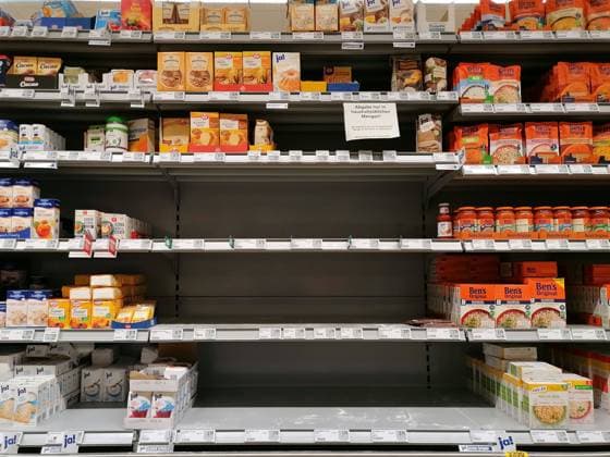 30.03.2022, Berlin - Deutschland. Im Supermarktregal klaffen Lücken, Mehl ist ausverkauft. *** 30 03 2022, Berlin Germany There are gaps in the supermarket shelf, flour is sold out