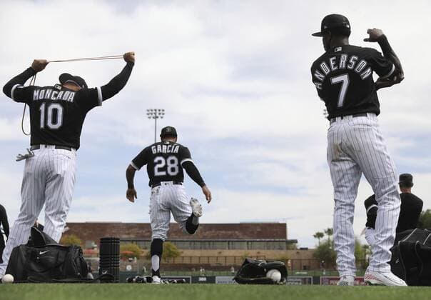 Kanada, Nils Schmid, SPD, trifft NDP Chef Jagmeet Singh in Ottawa March 30, 2022: White Sox players Yoan Moncada (10), Leury Garcia (28) and Tim Anderson stretch before a spring training game against the Cleveland Guardians on March 19, 2022, at Camelback Ranch in Glendale, Arizona. - ZUMAm67_ 20220330_zaf_m67_007 Copyright: xChrisxSwedax