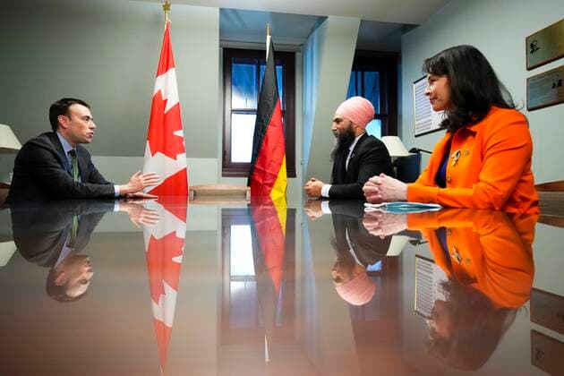 Kanada, Nils Schmid, SPD, trifft NDP Chef Jagmeet Singh in Ottawa March 30, 2022, Ottawa, Ontario, Canada: NDP leader Jagmeet Singh and NDP member of Parliament Heather McPherson, right, Sitting member of the Social Democratic Party and parliamentary group spokesperson for foreign affairs in the German Bundestag, as he visits Parliament Hill in Ottawa on Wednesday, March 30, 2022. Ottawa Canada  - ZUMAc35_ 20220330_zaf_c35_075 Copyright: xSeanxKilpatrickx