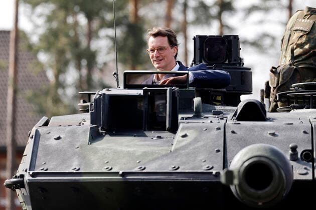 Bilder des Jahres 2022, News 03 März News Themen der Woche KW13 News Bilder des Tages Ministerpräsident Hendrik Wüst in einem Leopard 2A6 beim Besuch der Panzerbrigade 21 Lipperland in der Generalfeldmarschall-Rommel-Kaserne im Kreis Lippe. Dieser Truppenteil der Bundeswehr stellt regelmäßig Kräfte zur Erfüllung der internationalen Verpflichtungen der Bundesrepublik Deutschland zur Verfügung wie etwa im Rahmen der geplanten NATO-Präsenzerhöhung in Litauen 2022. Augustdorf, 30.03.2022 Deutschland *** Minister President Hendrik Wüst in a Leopard 2A6 during a visit to the 21 Lipperland Armored Brigade at the Generalfeldmarschall Rommel Barracks in the Lippe district This unit of the German Armed Forces regularly provides forces to fulfill the international obligations of the Federal Republic of Germany, such as in t Copyright: xChristophxHardtx