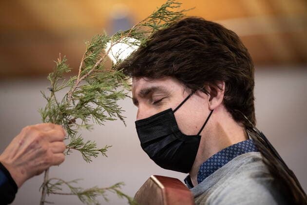 News Themen der Woche KW13 News Bilder des Tages March 30, 2022, Williams Lake, British Columbia, Canada: Prime Minister JUSTIN TRUDEAU is touched with cedar by Charlene Belleau and eagle feathers by David Archie as they perform a brushing ceremony on him during a welcoming ceremony at the Williams Lake First Nation, in Williams Lake, B.C. Williams Lake Canada  - ZUMAc35_ 20220330_zaf_c35_037 Copyright: xDarrylxDyckx