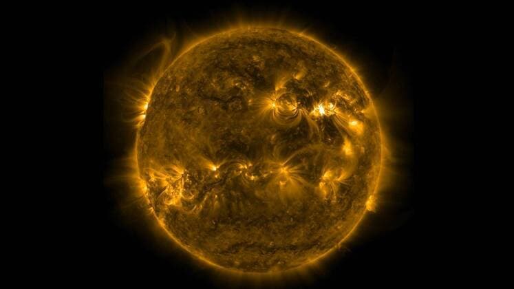 Bilder des Jahres 2022, News 03 März News Themen der Woche KW13 News Bilder des Tages Sonne, Sonneneruption aufgenommen vom Solar Dynamics Observatory der NASA VIDEO AVAILABLE: CONTACT INFO@COVERMG.COM The Sun emitted a significant solar flare on March 30, 2022, peaking at 1:35 p.m. EST. NASA?s Solar Dynamics Observatory, which watches the Sun constantly, captured an image of the event. NASA?s Solar Dynamics Observatory captured this image of a solar flare as seen in the bright flash in the top right portion of the image on March 30, 2022. The image shows a subset of extreme ultraviolet light that highlights the extremely hot material in flares and which is colorized in yellow (AIA 171). Where: United States When: 31 Mar 2022 Credit: NASA Solar Dynamics Observatory Cover Images **EDITORIAL USE ONLY. MATERIALS ONLY TO BE USED IN CONJUNCTION WITH EDITORIAL STORY. THE USE OF THESE MAT Copyright: xx 51358664 EDITORIAL USE ONLY. NOT FOR USE BY NEWSPAPERS BASED IN THE UK.