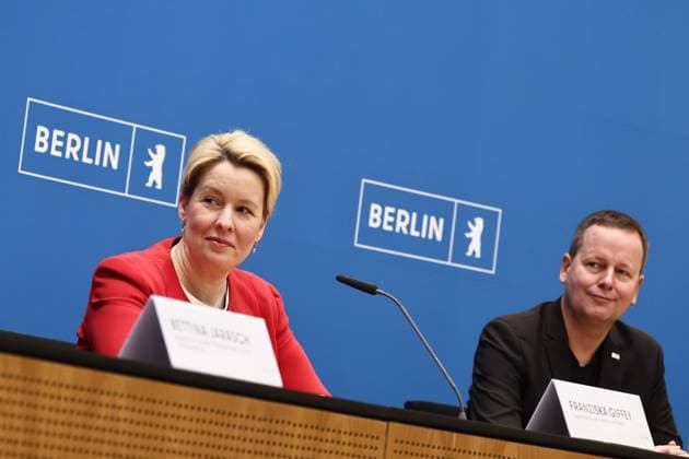 Die Regierende Buergermeisterin von Berlin Franziska Giffey (L) und Kultursenator Klaus Lederer (R) waehrend einer Pressekonferenz ueber die erste 100 Tage des rot-gruen-roten Senat in Berlin am 31. Maerz 2022. 100 Tage Rot-Gruen-Rot Senat in Berlin *** The Governing Mayor of Berlin Franziska Giffey L and Culture Senator Klaus Lederer R during a press conference on the first 100 days of the red green red Senate in Berlin on 31 March 2022 100 days red green red Senate in Berlin