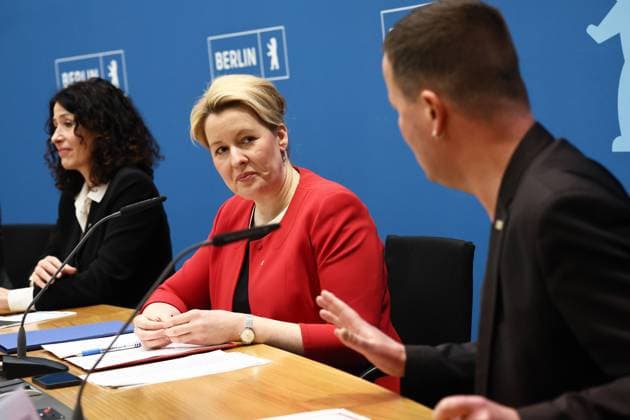 Die Regierende Buergermeisterin von Berlin Franziska Giffey (C), Umweltsenatorin Bettina Jarasch (L) und Kultursenator Klaus Lederer (R)waehrend einer Pressekonferenz ueber die erste 100 Tage des rot-gruen-roten Senat in Berlin am 31. Maerz 2022. 100 Tage Rot-Gruen-Rot Senat in Berlin *** The Governing Mayor of Berlin Franziska Giffey C , Environment Senator Bettina Jarasch L and Culture Senator Klaus Lederer R during a press conference on the first 100 days of the red green red Senate in Berlin on 31 March 2022 100 days red green red Senate in Berlin